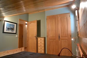 4 bedrooms, iron/ironing board, travel cot, free WiFi