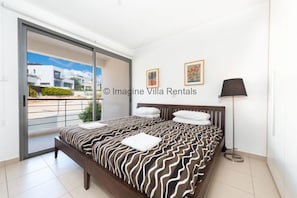 3 chambres, coffres-forts dans les chambres, fer et planche à repasser