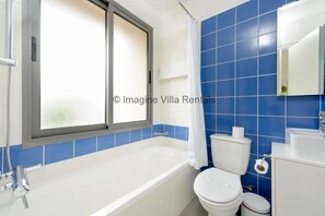 Haartrockner, Handtücher, Seife, Shampoo