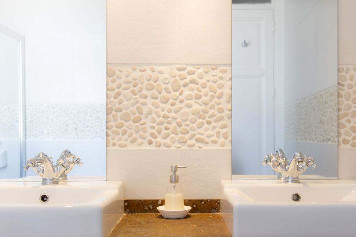 Een douche, een haardroger, handdoeken, zeep