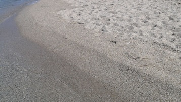 Perto da praia, espreguiçadeiras, toalhas de praia