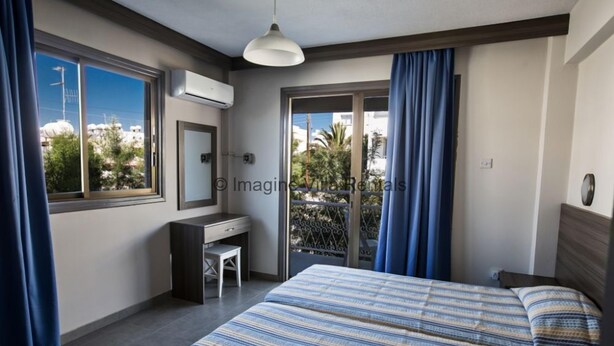 Une chambre à coucher avec un lit, un bureau et une fenêtre.