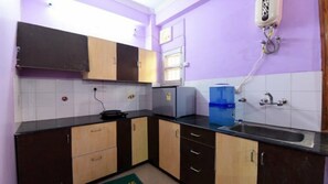 Microwave, dishwasher, coffee/tea maker, cookware/dishes/utensils