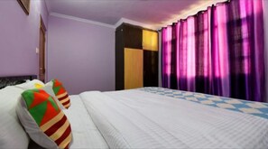 4 bedrooms, iron/ironing board, internet, bed sheets