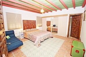 6 Schlafzimmer, Schreibtisch, Bügeleisen/Bügelbrett, Reisekinderbett