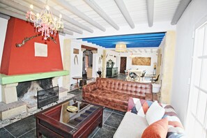 Smart TV, fireplace, ping pong