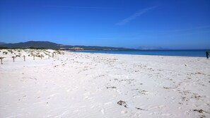 Sur la plage, chaise longue