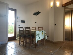 Dining - Apartment with yard and shared pool, 500m from wonderful white sandy beach (Budoni)