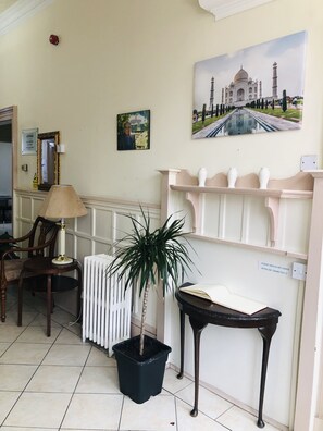 Interior - Private Twin Room with Shared Facilities - Alba Self Catering (Glasgow)