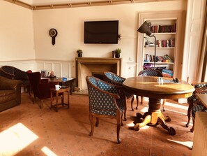 Interior - Private Twin Room with Shared Facilities - Alba Self Catering (Glasgow)