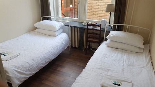 Private Twin Room with Shared Facilities - Alba Self Catering