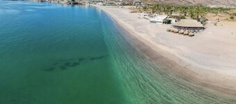 Studio 312 merenranta uima-altaalla