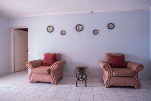 家庭公寓 | 起居区 | 43-英寸纯平电视（配备收费电视频道）、电视、Netflix