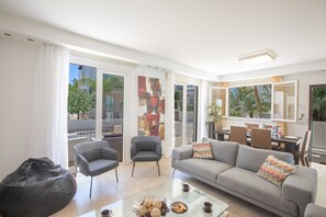 Fernseher, Kamin, Musikbibliothek, Videothek