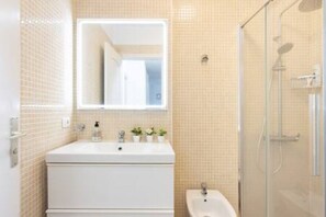 Bathtub, towels