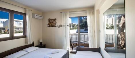 2 soveværelser, pengeskab på værelset, strygejern/strygebræt