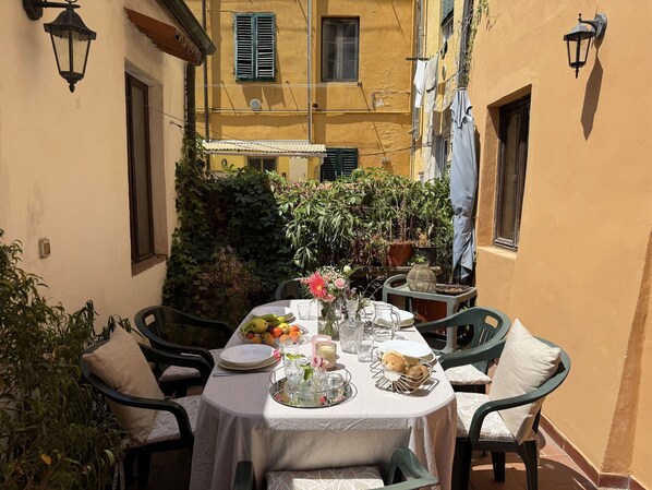 Outdoor dining