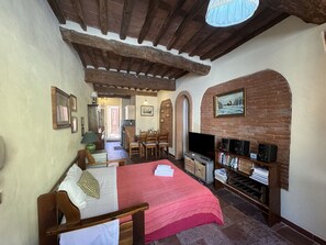 2 bedrooms, travel cot, free WiFi