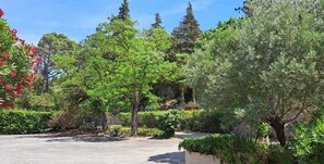 Property grounds - Mansion In the shade of the big trees of the park, great comfort (Narbonne)