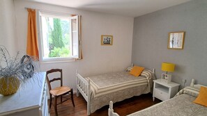 3 bedrooms, iron/ironing board, travel cot, free WiFi - Mansion In the shade of the big trees of the park, great comfort (Narbonne)