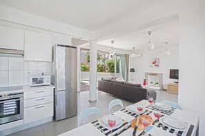 Kühlschrank, Mikrowelle, Ofen, Herdplatte