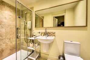 Douche, séchoir à cheveux, serviettes fournies