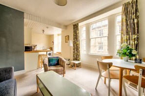 TV, offices - Lovely Rose Street Apartment in New Town (Edinburgh)