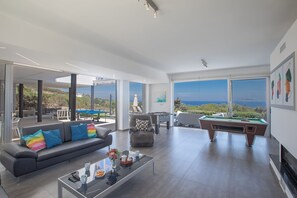 Smart-TV, Kamin, Tischfußball, Tischtennisplatte