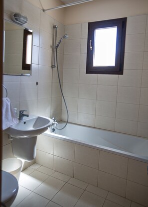 Duschwanne, Haartrockner, Handtücher