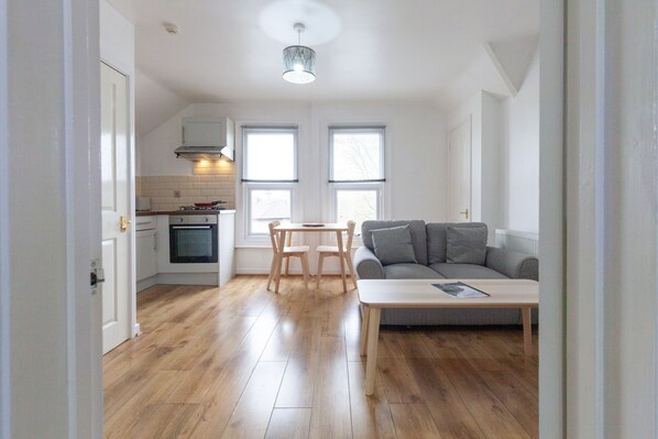 TV - Sleep & Stay Oxford - Iffley Penthouse Inc Parking (Oxford)