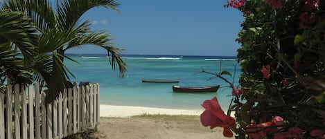 Nära stranden och solstolar