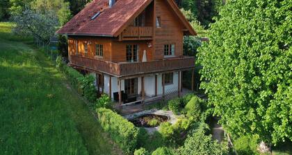 Maison en bois OberbrĂ€ndi, dĂ©tente sur 160mÂČ avec sauna, bain Ă remous sur prĂšs de la forĂȘt