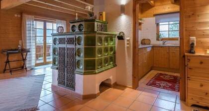 Maison en bois OberbrĂ€ndi, dĂ©tente sur 160mÂČ avec sauna, bain Ă remous sur prĂšs de la forĂȘt