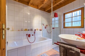 Dusche, Whirlpool, Haartrockner, Handtücher