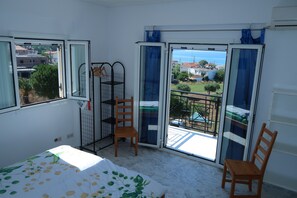 2 bedrooms, iron/ironing board, free WiFi, bed sheets - Spacious apartment near the beach with a unique view of Finikounda (Finikounda)