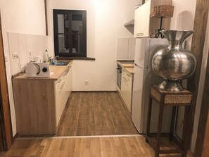 Frigorífico, microondas, horno y placa de cocina