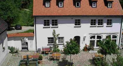 Holidays in the stylish apartment "Kuhstall" in the glassmaking village of Schmidsfelden