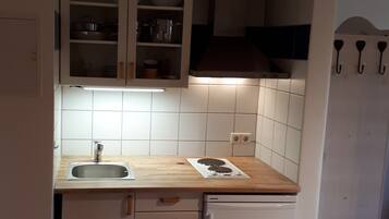 KĂŒhlschrank, Mikrowelle, Wasserkocher mit Kaffee-/Teezubehör