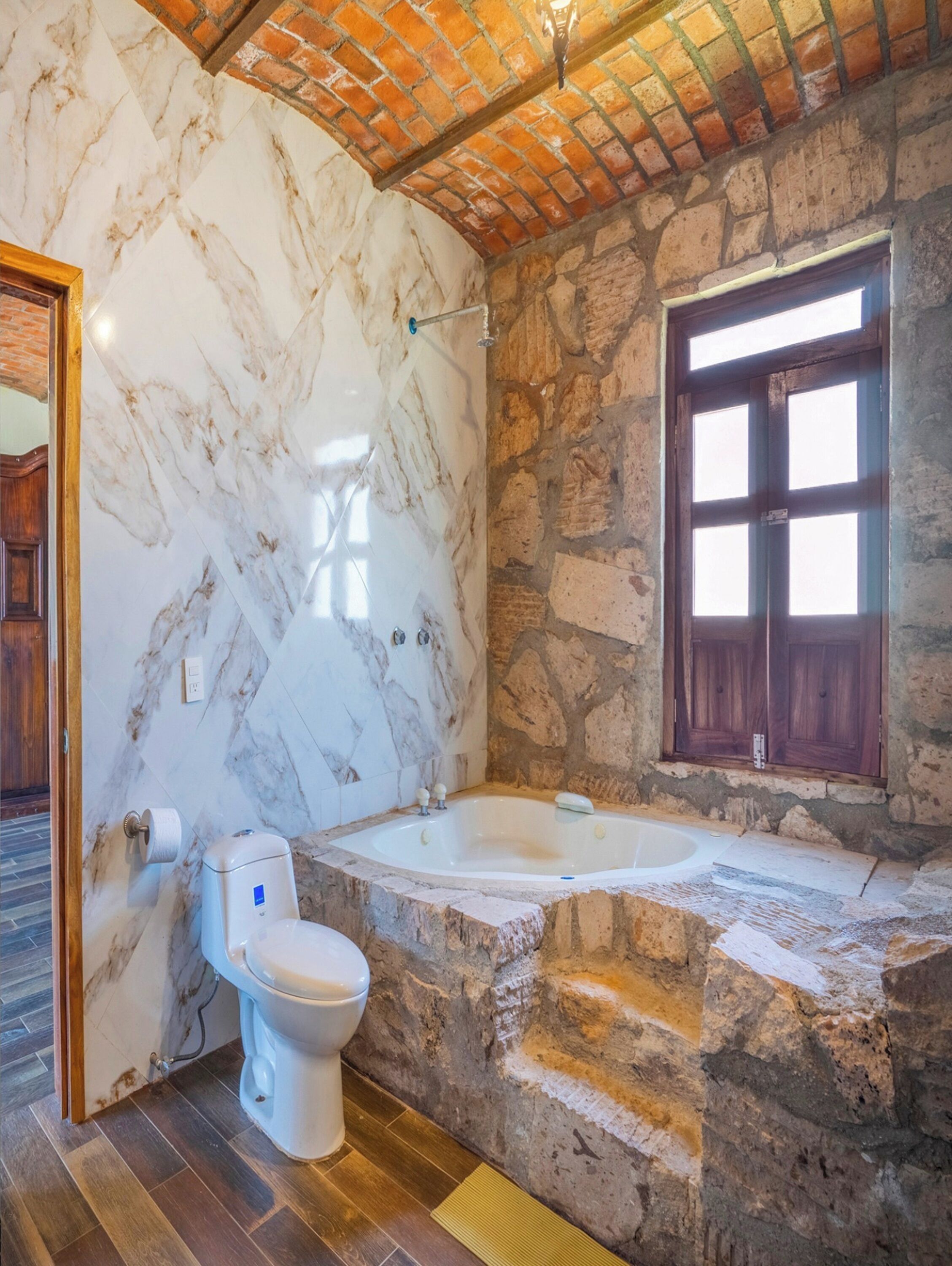 Habitación Deluxe, 1 cama King size | Baño | Amenidades de baño gratuitas, toallas, jabón, shampoo 