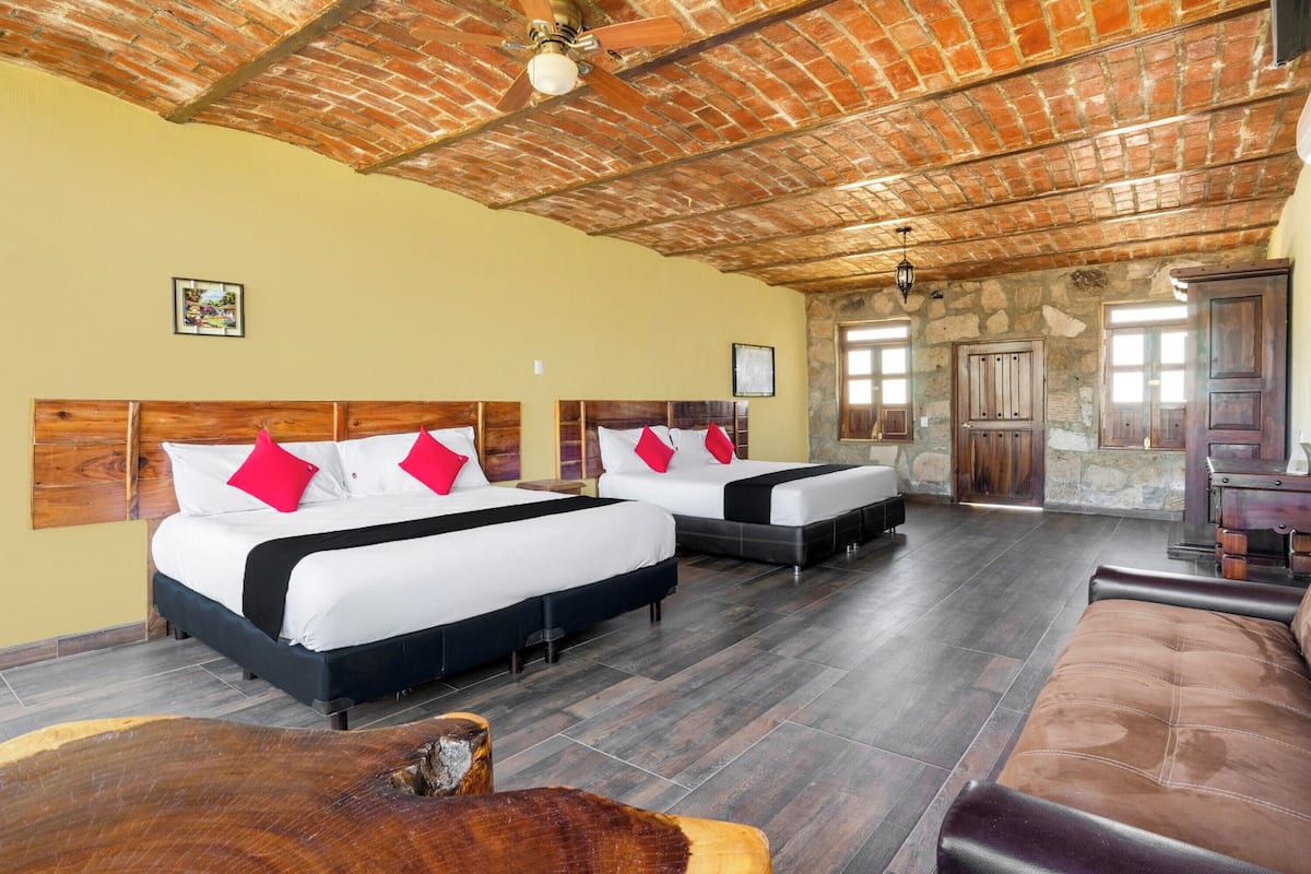 Kamar Quadruple Deluks, Beberapa Tempat Tidur (With View) | Brankas, meja kerja, tirai kedap cahaya, dan setrika/meja setrika