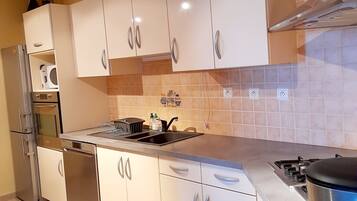 Een koelkast, een magnetron, een oven, een kookplaat