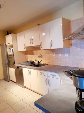 Frigorífico, microondas, horno y placa de cocina