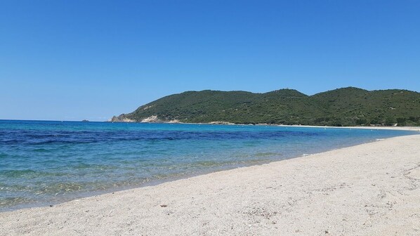 Plage, chaises longues
