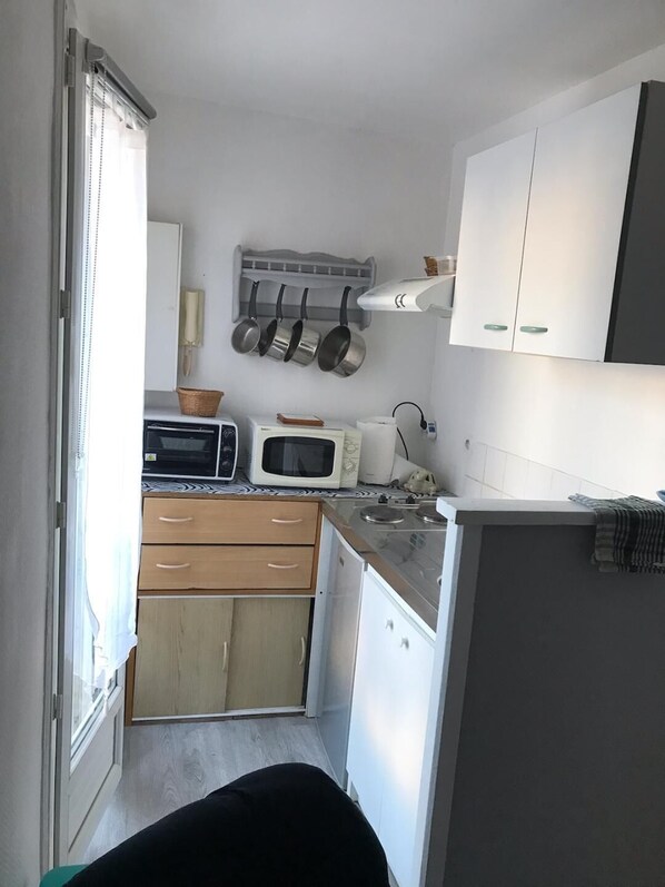 Mikrowelle, Wasserkocher mit Kaffee-/Teezubehör