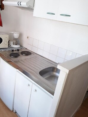 Mikrowelle, Wasserkocher mit Kaffee-/Teezubehör