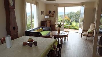 Smart TV, fireplace, DVD player, table football