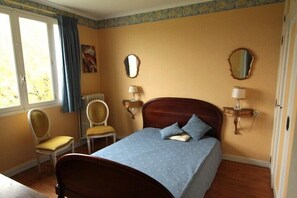 5 makuuhuonetta, työpöytä, silitysrauta/-lauta, vauvan matkasänky