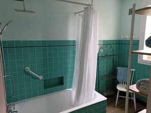 Een bad, een haardroger, toiletpapier