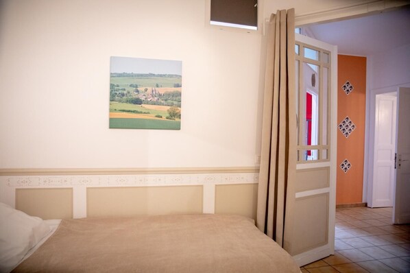 3 bedrooms, iron/ironing board, bed sheets