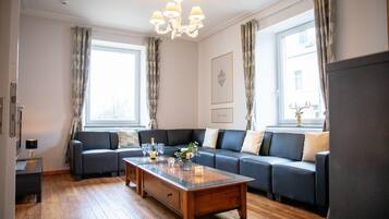 Televisión, chimenea, tenis de mesa y videoteca